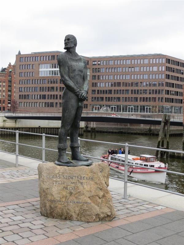 Klaus_Störtebeker_Statue_Hamburg-768x1024.jpeg