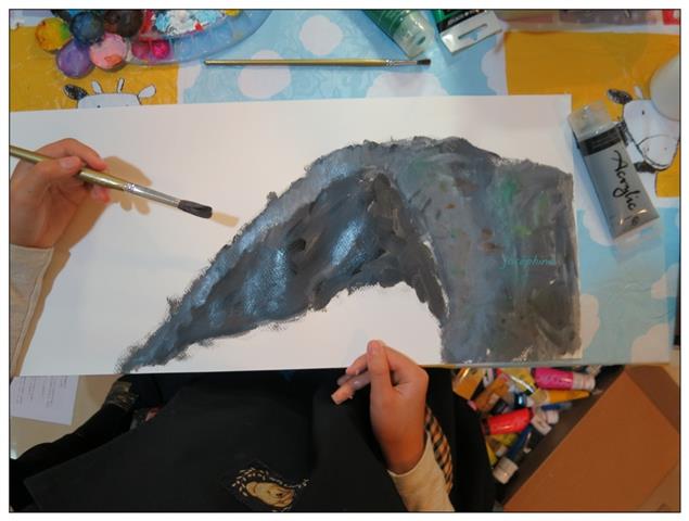 把顏料擠在紙上