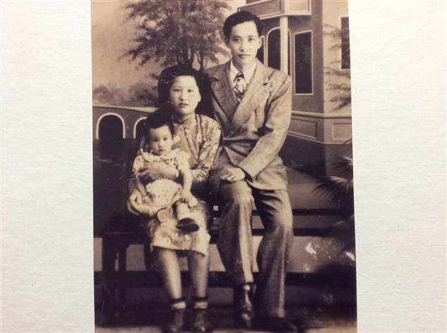 鏡框𥚃的合家歡/岑霞