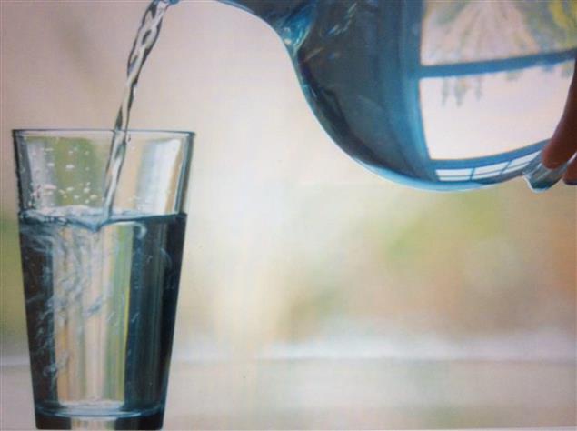 一杯水的故事/岑霞