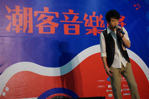 1040720__「潮客音樂獎」活動代言人光良在記者會現場演唱客語版「童話」.jpg