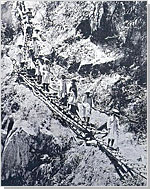 日本軍警在險峻山地開闢急造道路以討伐太魯閣族(引自台灣紀念寫真帖).jpg