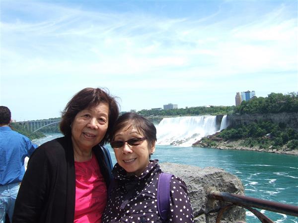 心水 順琼表姐(左)與婉冰於尼加拉瓜瀑布.jpg