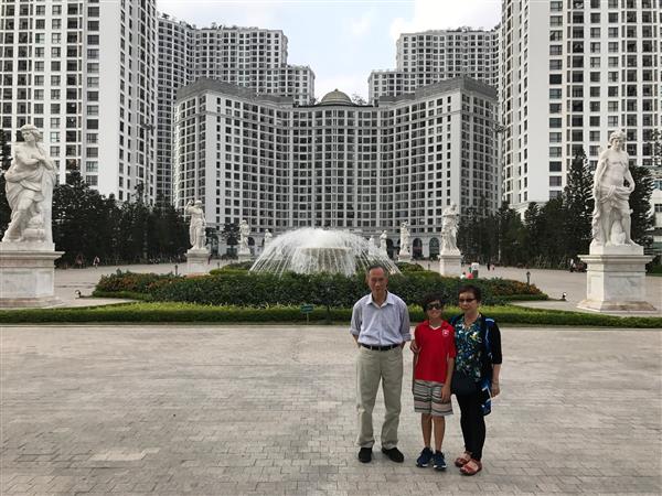 in out side of Royal Place Ha Noi 22 Feb 2017 with AJ.JPG