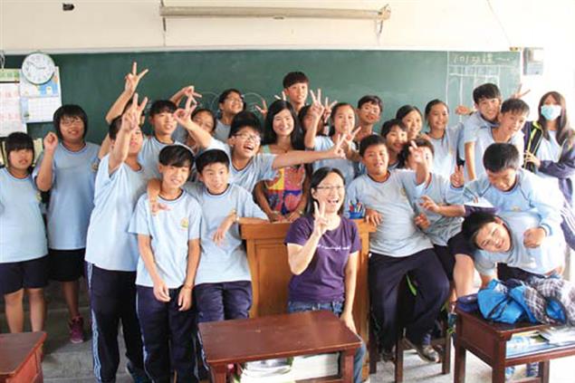 沙發客來上課：把世界帶進教室》二十八歲前環遊世界一百國，體驗鮮榨青蛙汁