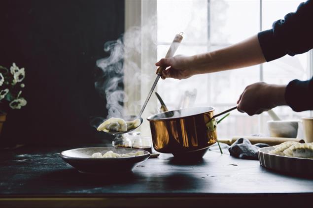 那一刻，我的餐桌日常》我的水餃不須像元寶，只要像明月─餐桌上的故鄉明月