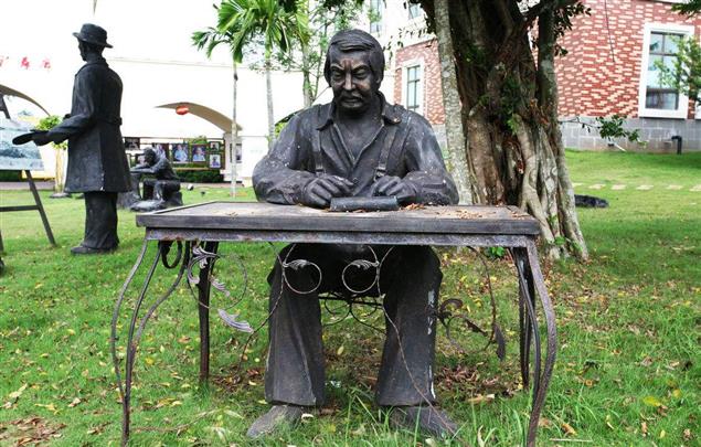 他用了二十年，塑造了文學史上最寶貴的財富，他是法國最馳名的小說家～～