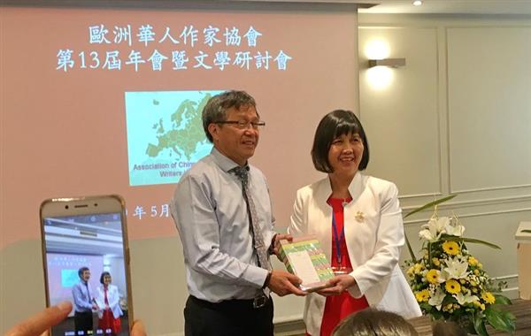 5_駐德國台北處謝志偉大使接受歐華作協會長麥勝梅贈書.JPG