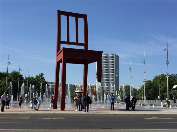 麥勝梅  山隱隱水粼粼話瑞士 (上)5 Klein_斷腳椅 fleurie.JPG