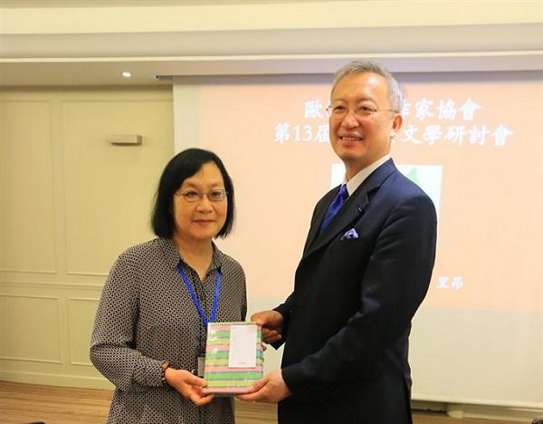 4_駐法台北處吳志中大使接受歐華作協新任副會長楊翠屏贈書.JPG