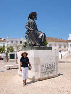 三) 2013年6月作者攝於拉哥斯 (Lagos) 亨利王子雕像旁.JPG