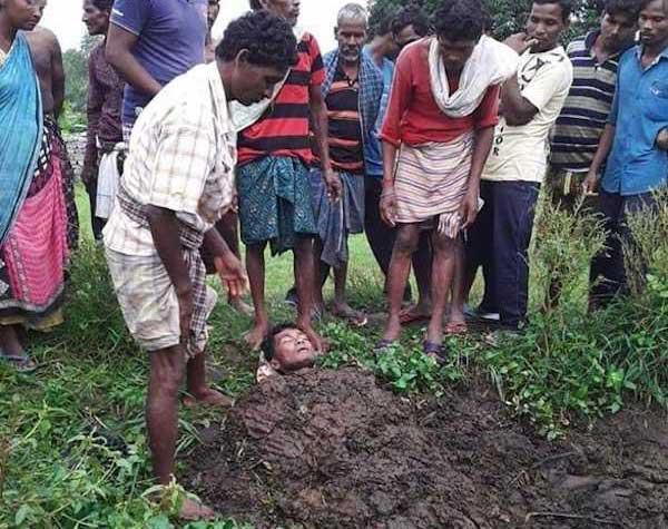 雷劈後未死!熱心”村民急救兩男子竟用牛糞埋住他們