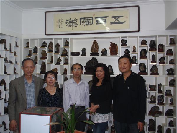 左起收藏家平青先生、朵拉、黃金明院長、婉冰與心水合照於2015年4月19日漳州.jpg