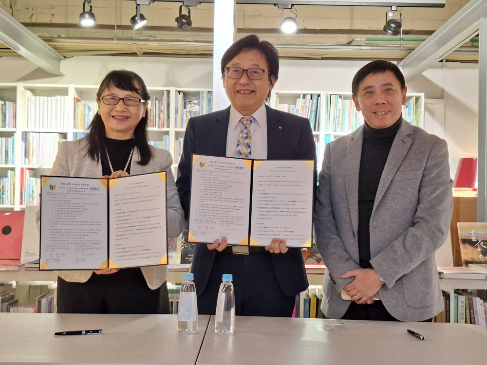 文藻外語大學與秀威資訊簽署五年產學合作備忘錄