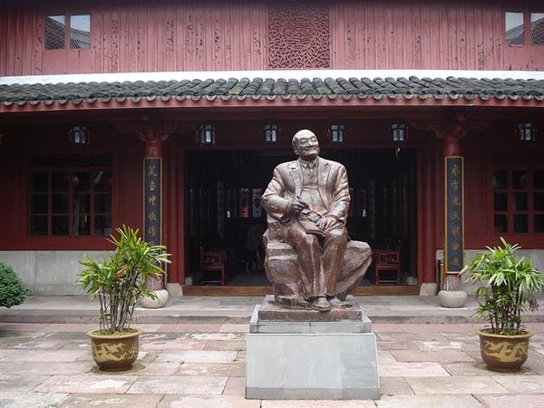 800px-Sculpture_of_Jin_Yong.JPG
