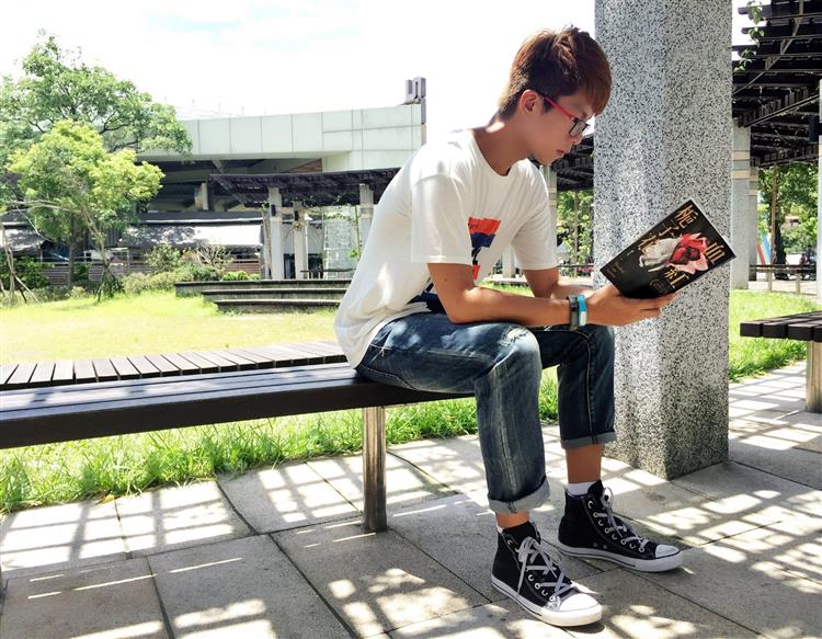 【有雷】從「異常」到「復原」？——讀顧日凡《血紅梔子花》／洪敘銘