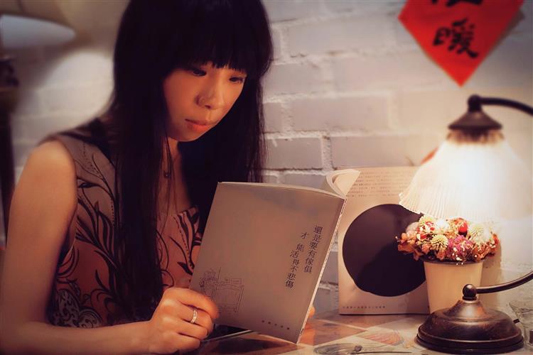 【詩歌節專題之二】徐珮芬： 當生命是巨大的裂口，詩就是我的OK蹦