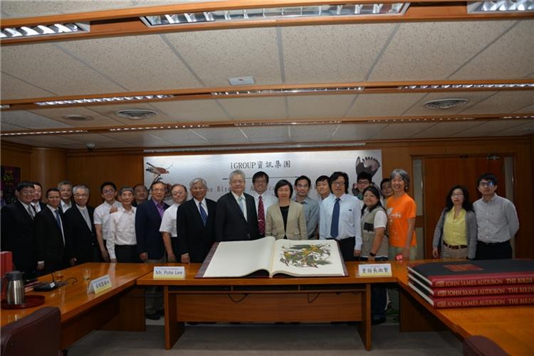 美國國寶《美國鳥類圖鑑21世紀珍藏版》復刻本典藏國家圖書館，今上午舉行捐贈儀式