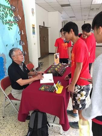 中興大學昆蟲展，傳奇等級大學長：安奎老師簽書見面會