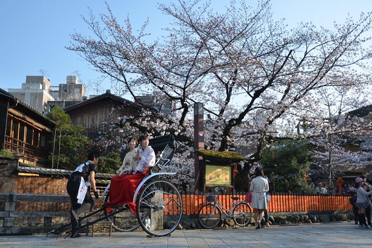 【書評】看見日本國成長與失落的歷史軌跡：《微物誌：現代日本的15則物語》／蒼野之鷹