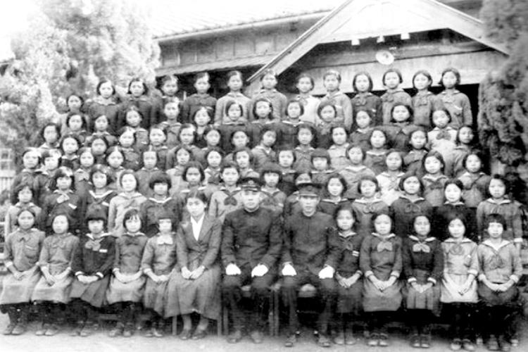 【書評】日據「少女時代」的校園生活記錄──《走出閨房上學校》／蒼野之鷹