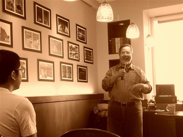 11/16創世紀總編輯辛牧暢談寫詩原則：精簡。