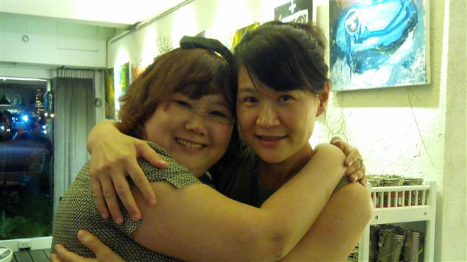 淚水烘乾後寫幸福的詩  新銳女詩人阿米澆花油畫展