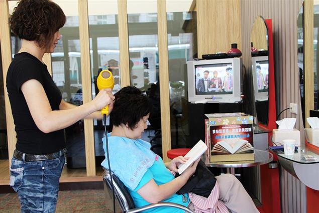 好書走出圖書館   美髮飄書香，內外皆美麗