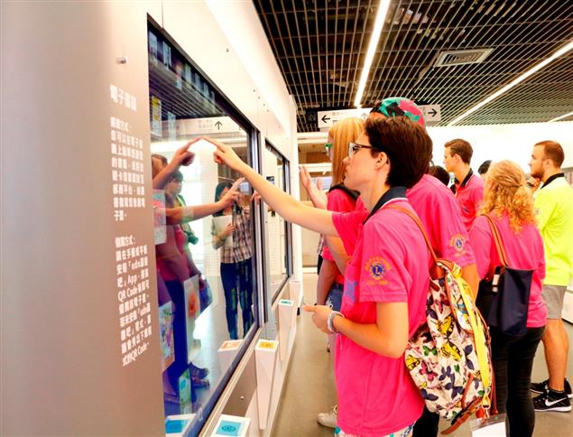 新北市圖書館電子書牆  利用互動式螢幕引領找書