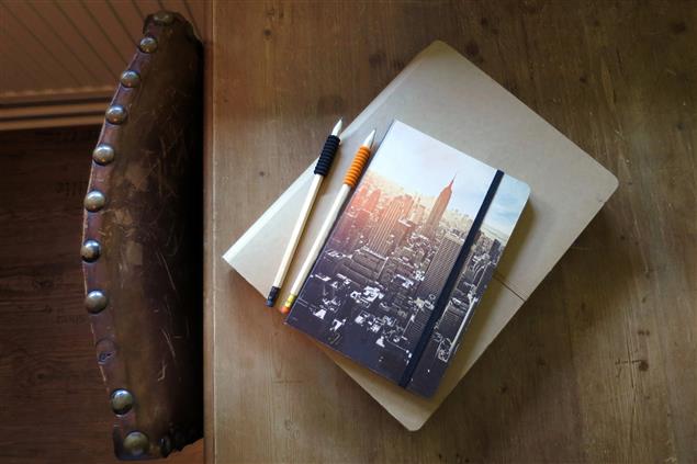 作家黃芝雲   聖塔菲藝術學院駐村 「行為藝術+詩進行」專題分享