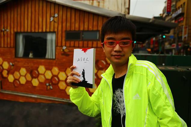 「捨身為柔軟的床，生產出美好的詩如晨光」──專訪新世代詩人葉雨南《雨傘懷孕》