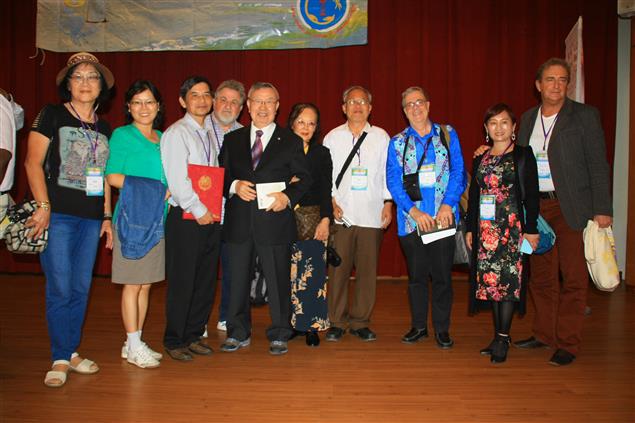 第35屆世界詩人大會   作家楊允達、高關中、黃鶴昇等人相見歡