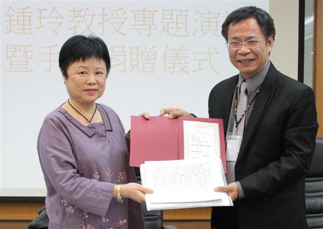 著作等身   作家鍾玲珍貴手稿捐贈臺文館