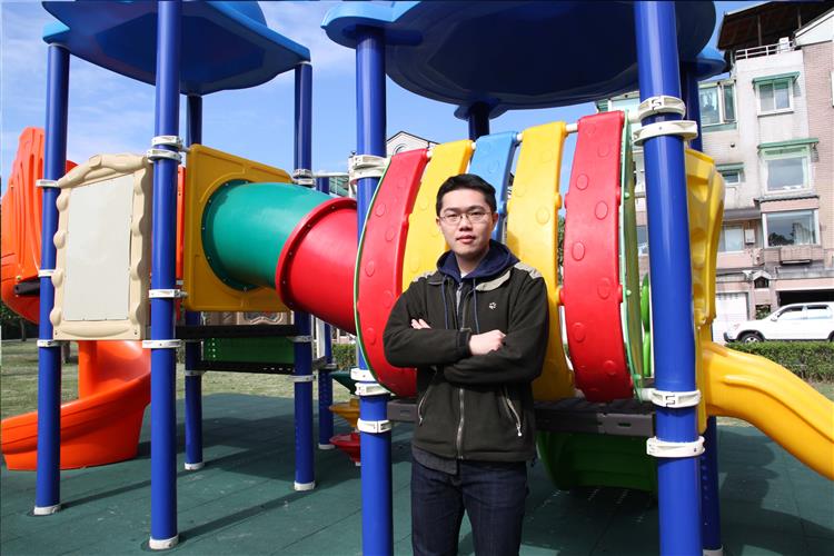 我反骨地想：那人工智慧也可以想變成人啊！──專訪《神的載體》游善鈞