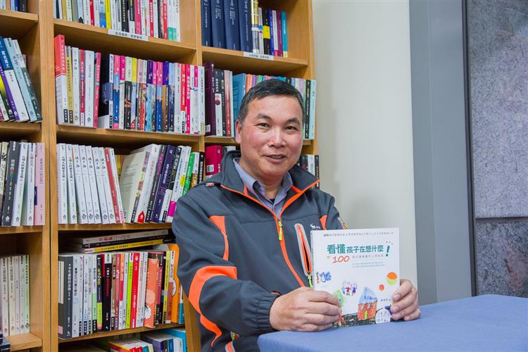 為什麼理當天真活潑的孩子會用黑色筆來畫畫？──看懂孩子心裡的祕密，專訪黃俊芳