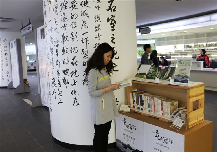 新北市圖「2015開卷好書獎」得獎書展　電影文學一次滿足