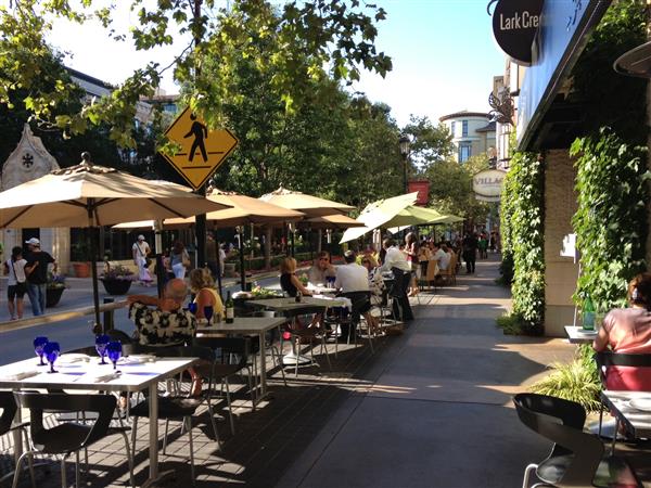 01, Santana Row 的露天餐廳座.JPG