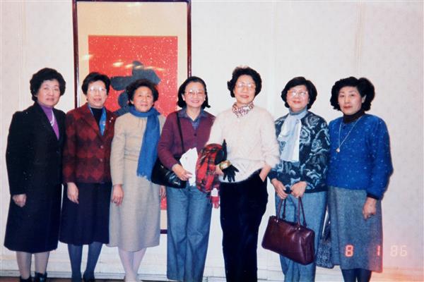 畢璞與文壇好友姊妹情深，早年常有聚會，而今多以電話聯繫感情。左起：匡若霞、畢璞、芯心、王明書、姚宜瑛、鍾麗珠、鮑曉暉，攝於1986年。（王明書提供）.jpg