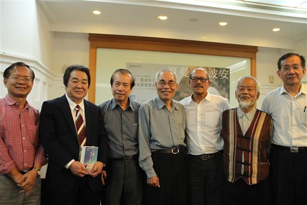 合影(左起)臺文館廖振富館長、下村作次郎教授、詩人鄭炯明、呂興昌教授、《大海浮夢》作者夏曼‧藍波安、林瑞明教授、林水福教授.jpg