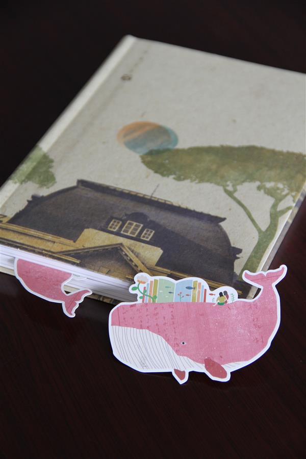 2017年年春暖限量版書籤，夾進書中只露出魚尾的模樣十分可愛.jpg